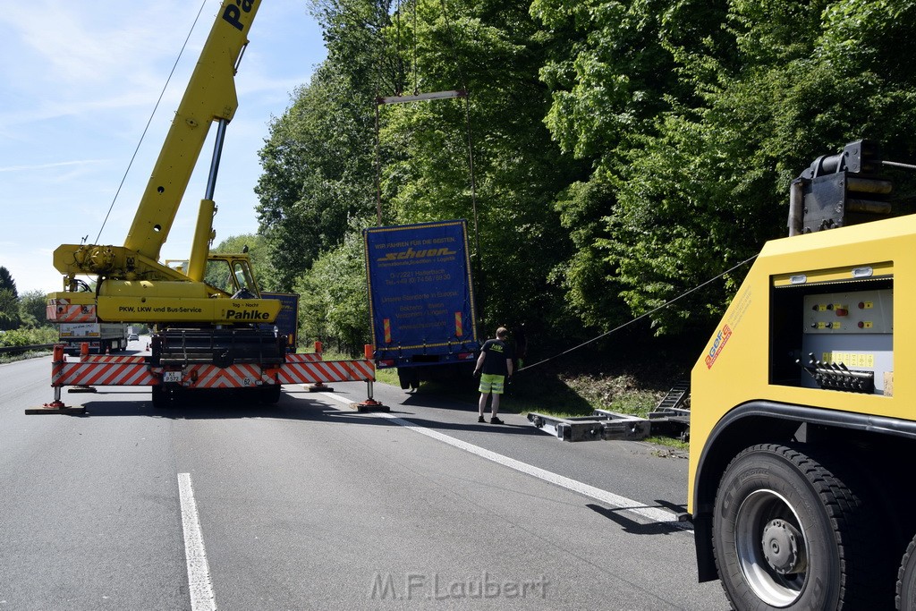 LKW in Boeschung A 3 Rich Frankfurt Hoehe Roesrath Lohmar P177.JPG - Miklos Laubert